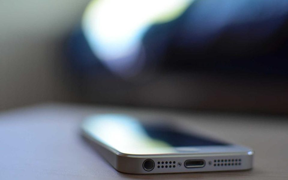 Ένα smartphone πάνω σε ένα γραφείο